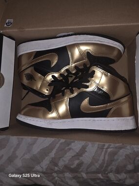 Metallic Gold and Black High-Top Sneakers(Air JORDANS 1 MID)